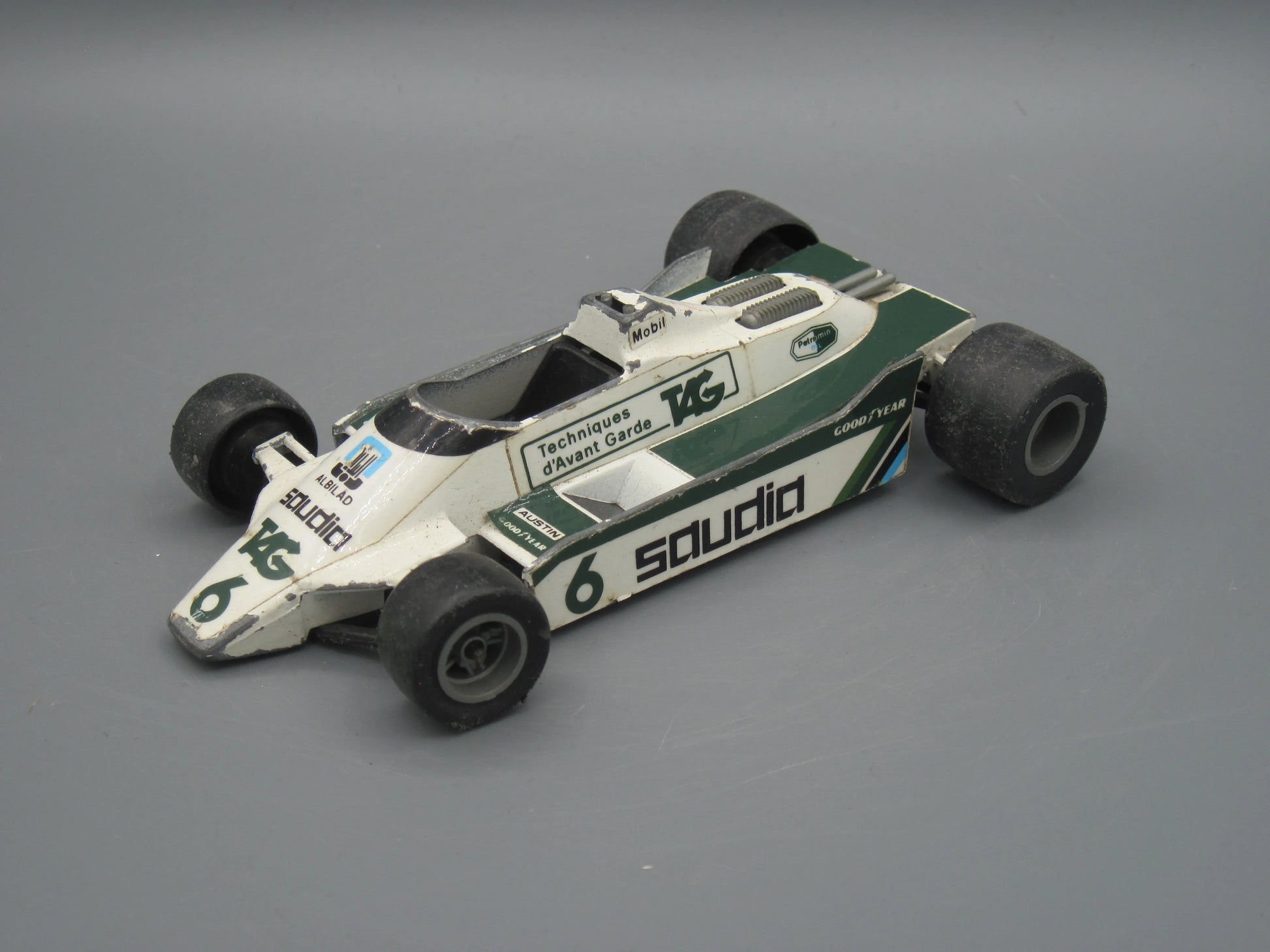 Hot Wheels   Williams FW08 Formula 1 Racecar  White, Green