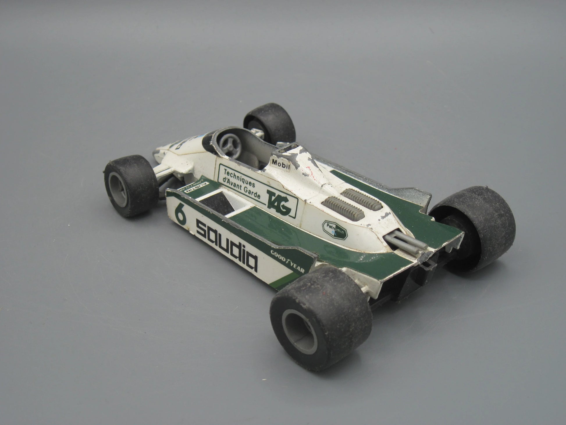 Hot Wheels   Williams FW08 Formula 1 Racecar  White, Green