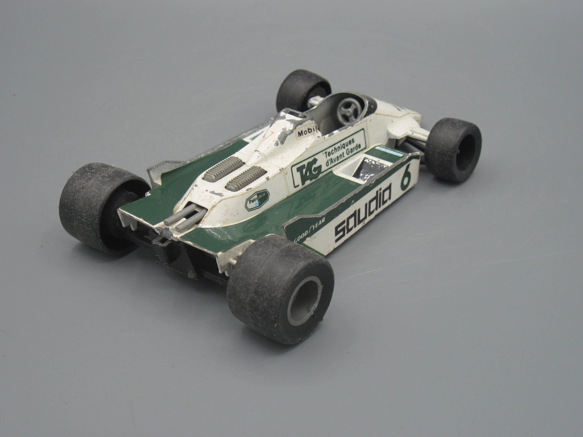 Hot Wheels   Williams FW08 Formula 1 Racecar  White, Green