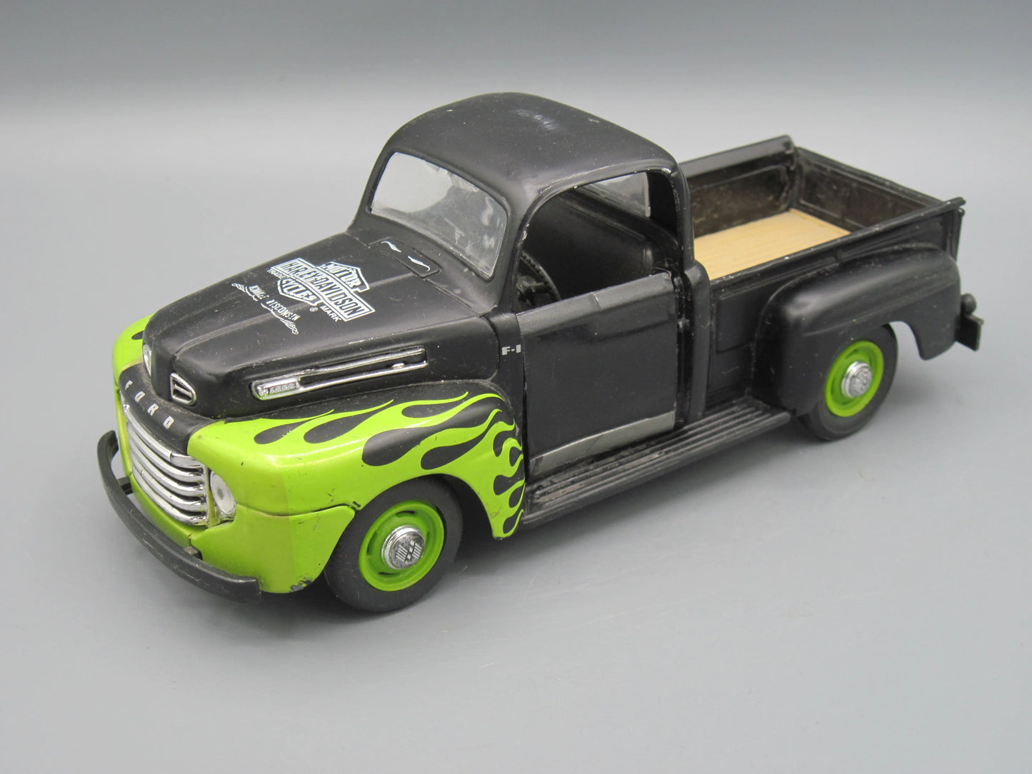 Maisto   Ford F1 Pickup 1948 Black & Green