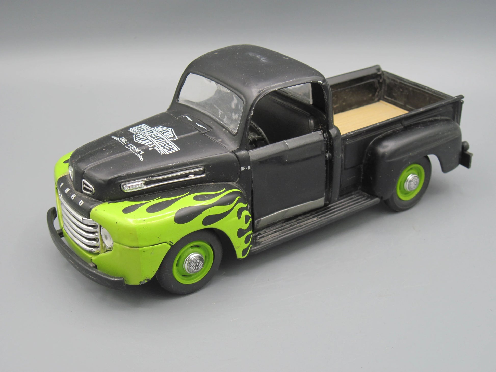Maisto   Ford F1 Pickup 1948 Black & Green