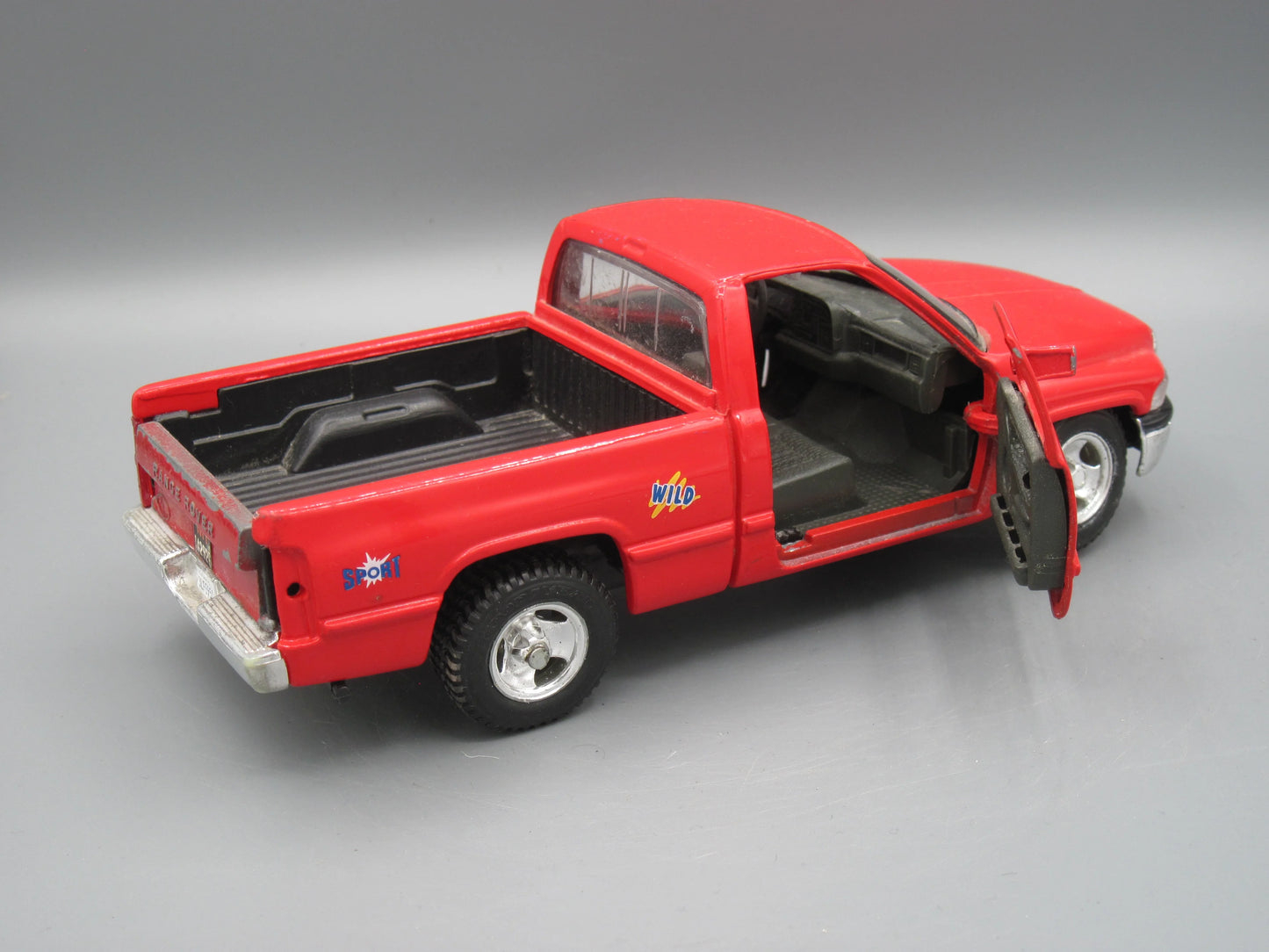 Maisto   Dodge Ram Pick up Truck  Red