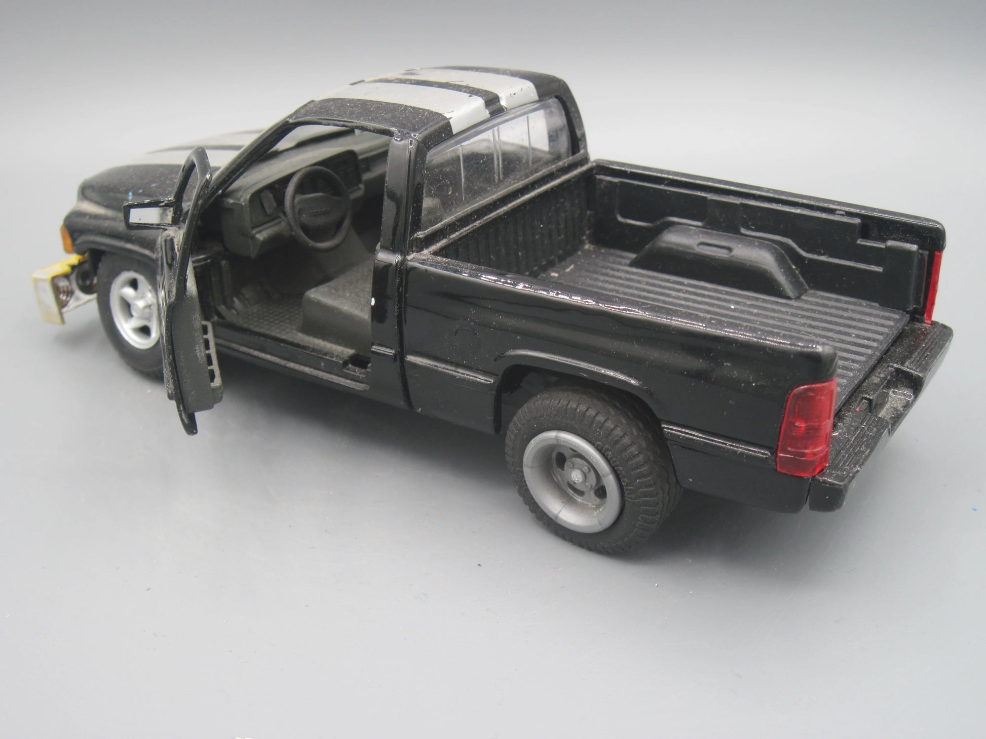 Maisto   Dodge Ram 1500 V8  Black