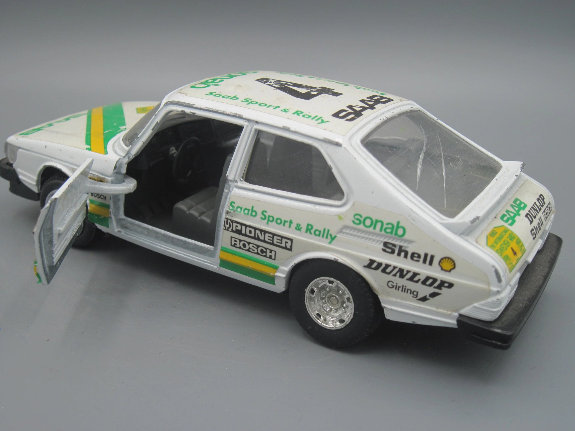 Bburago   Saab 900 Turbo  White