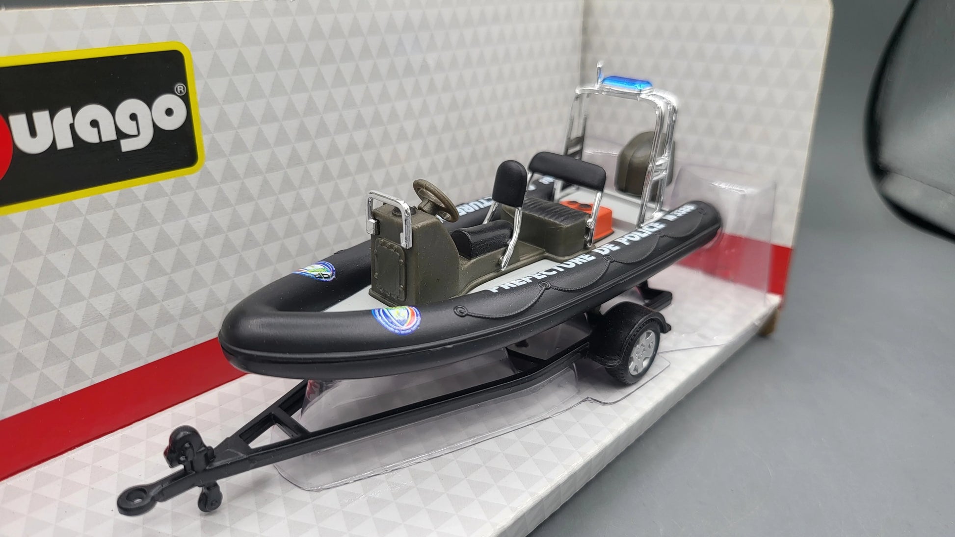 Bburago   Land Rover Defender 110 + Speedboat (Tow Set)  Blue, Black Gendarmerie, Police