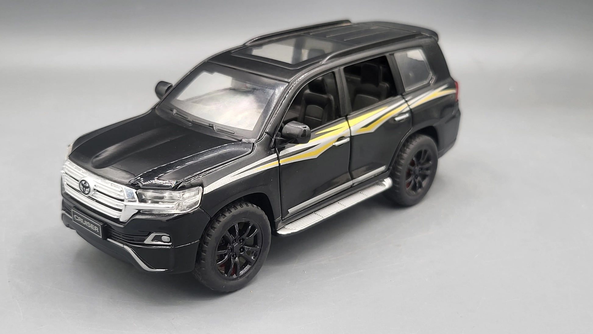 CHE ZHI   Toyota Land Cruiser V8  Black