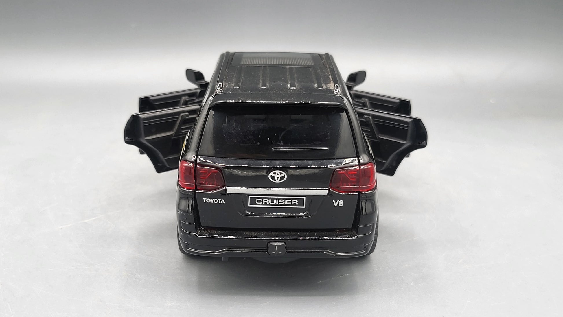 CHE ZHI   Toyota Land Cruiser V8  Black