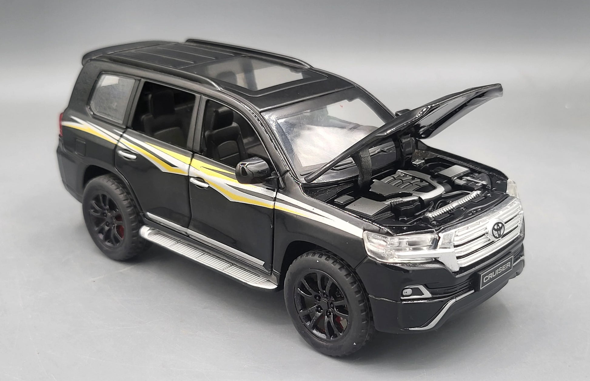 CHE ZHI   Toyota Land Cruiser V8  Black