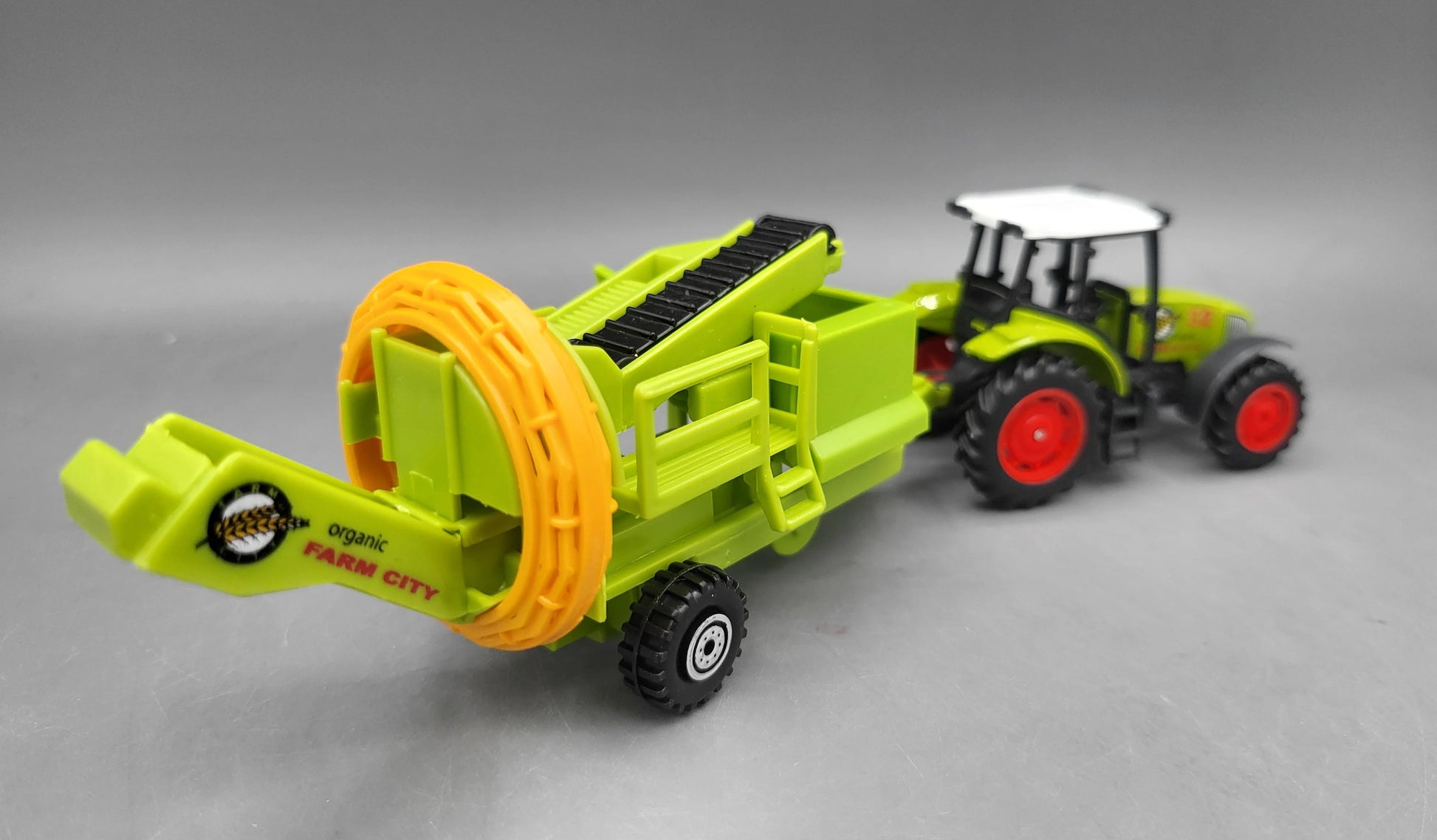 Green Farm    Tractor + Thrasher  Green