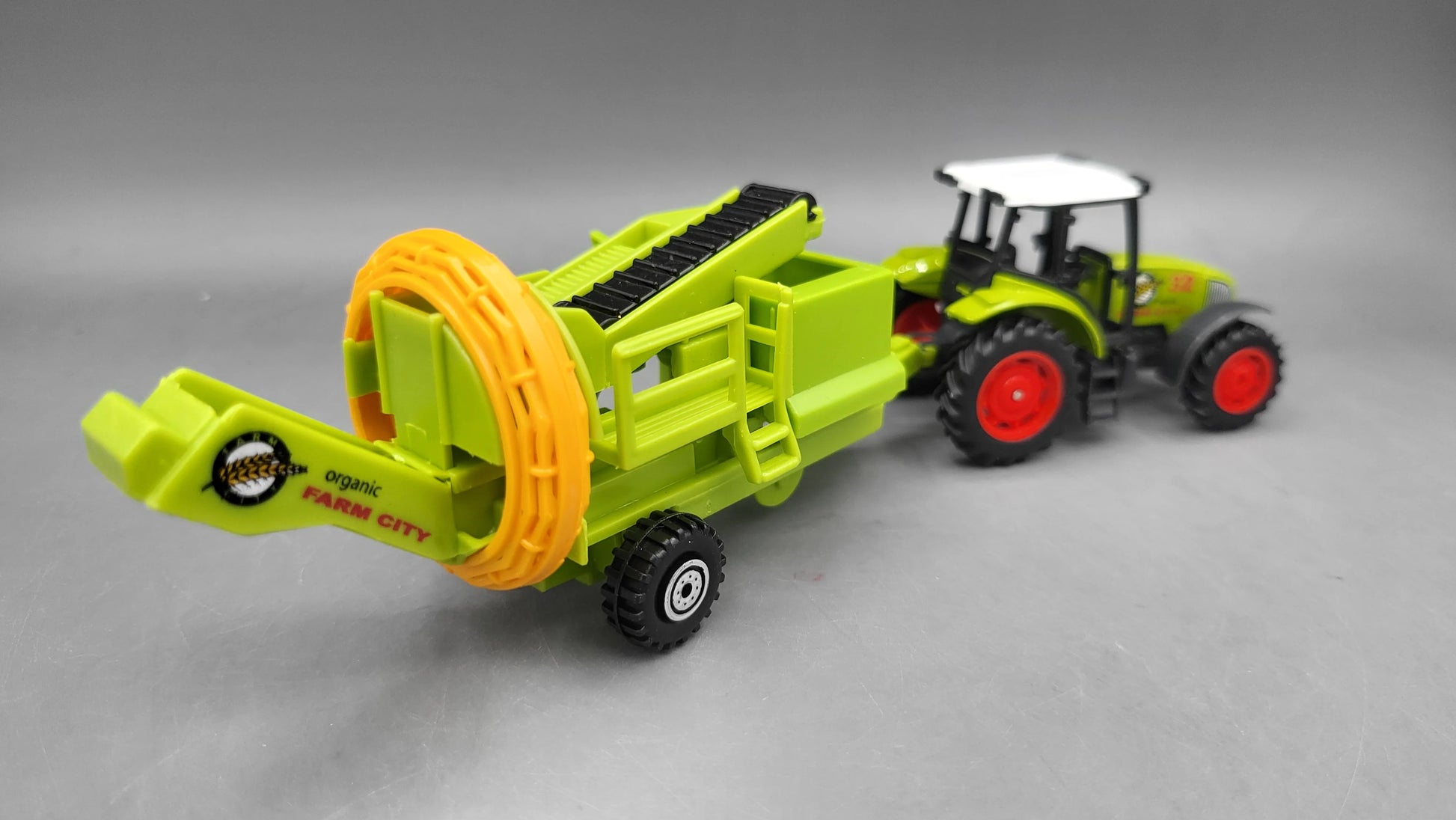 Green Farm    Tractor + Thrasher  Green