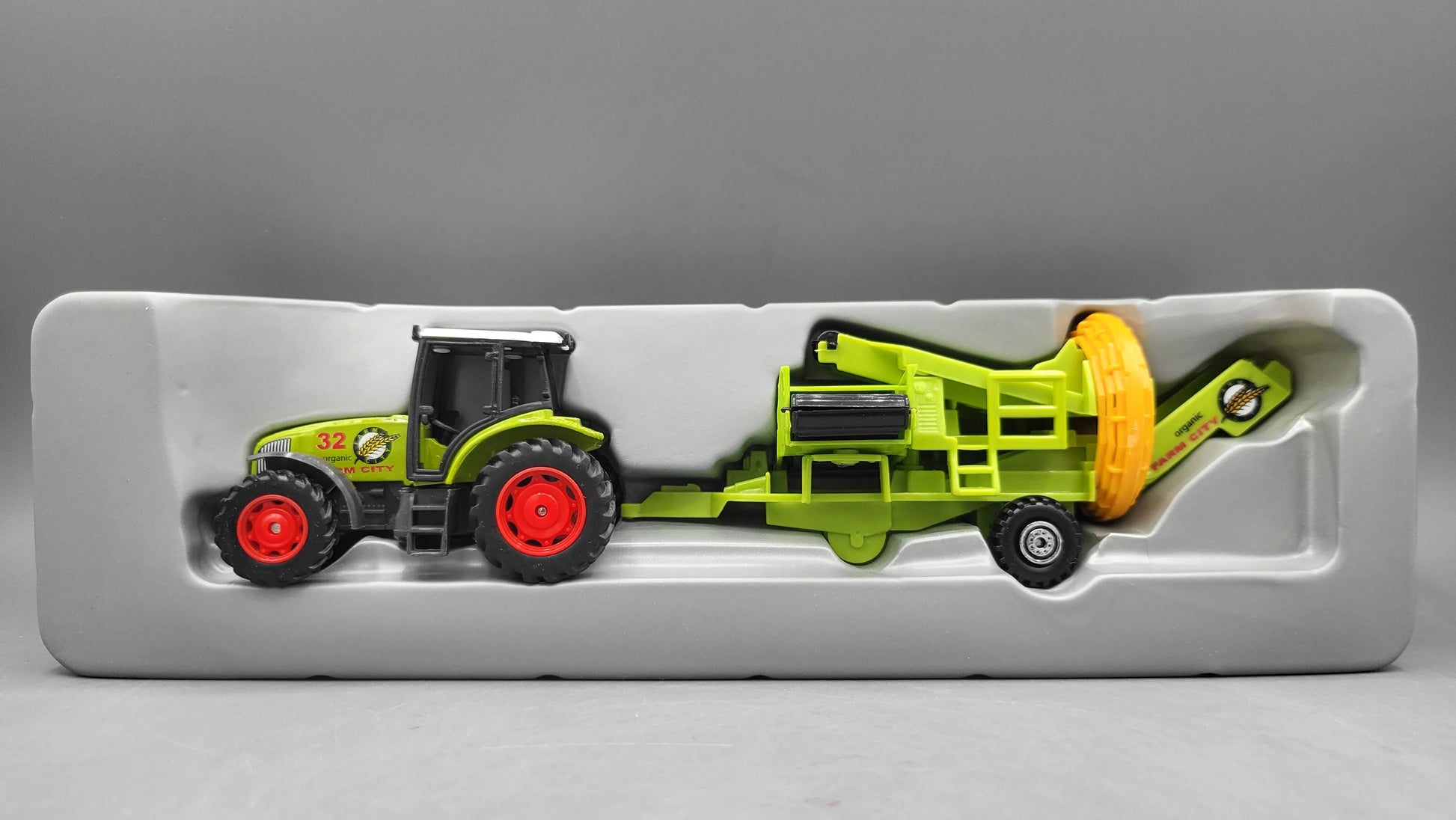 Green Farm    Tractor + Thrasher  Green