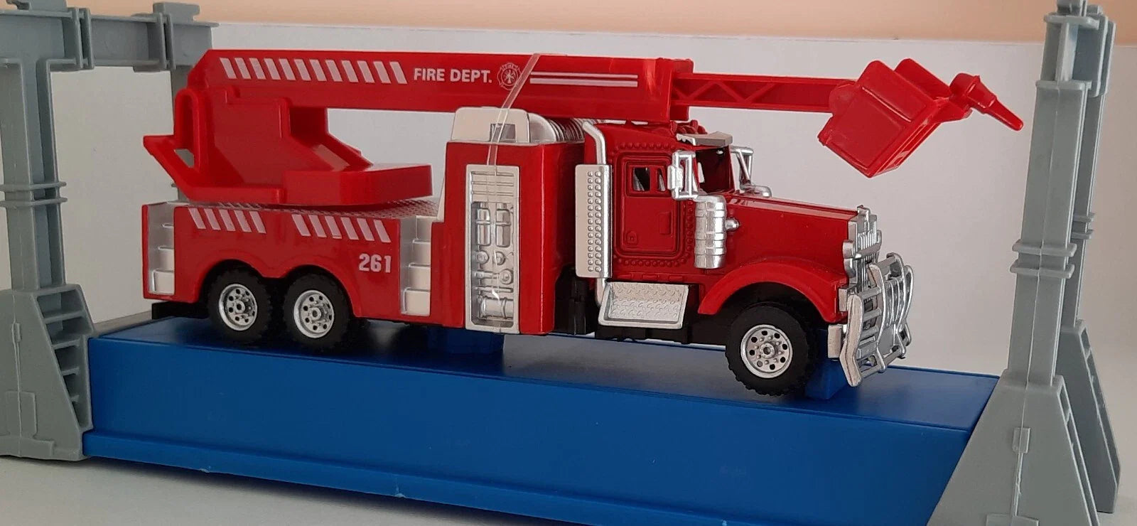 Shuang Di Toys    Fire Truck  Red