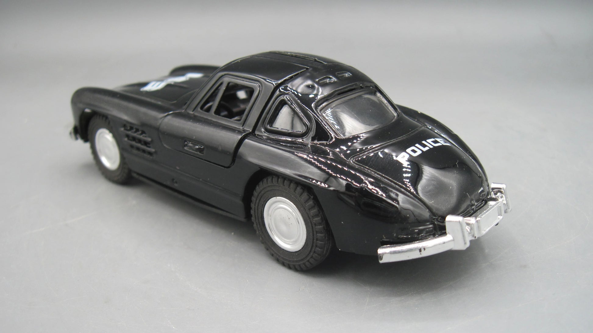XU LI   Mercedes Benz 300 SL  Black