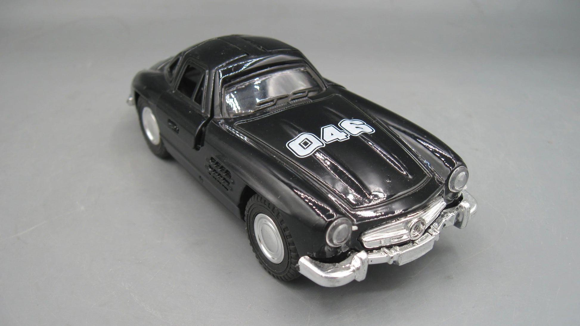 XU LI   Mercedes Benz 300 SL  Black
