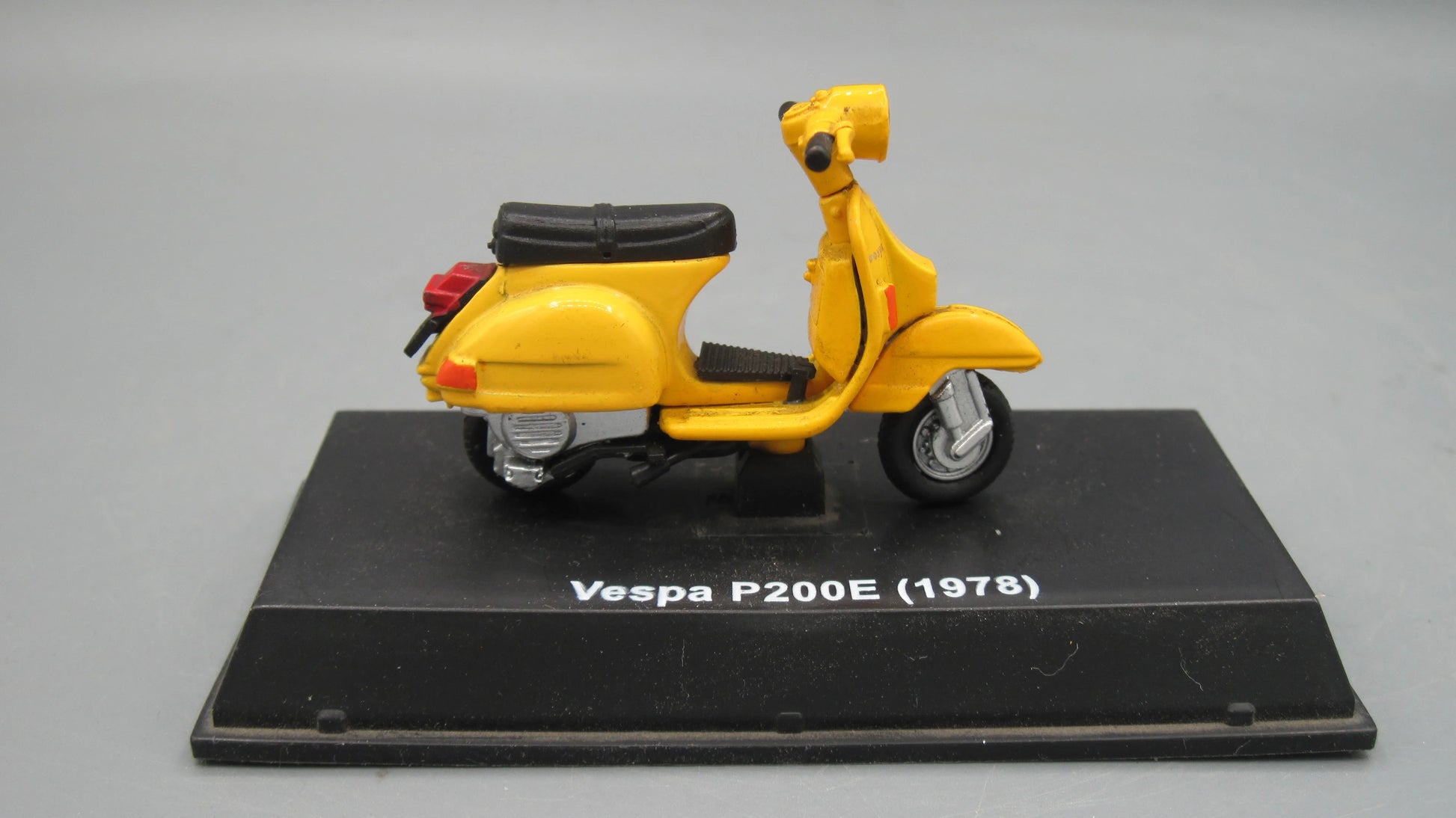 New-Ray   Vespa P200E 1978 Yellow