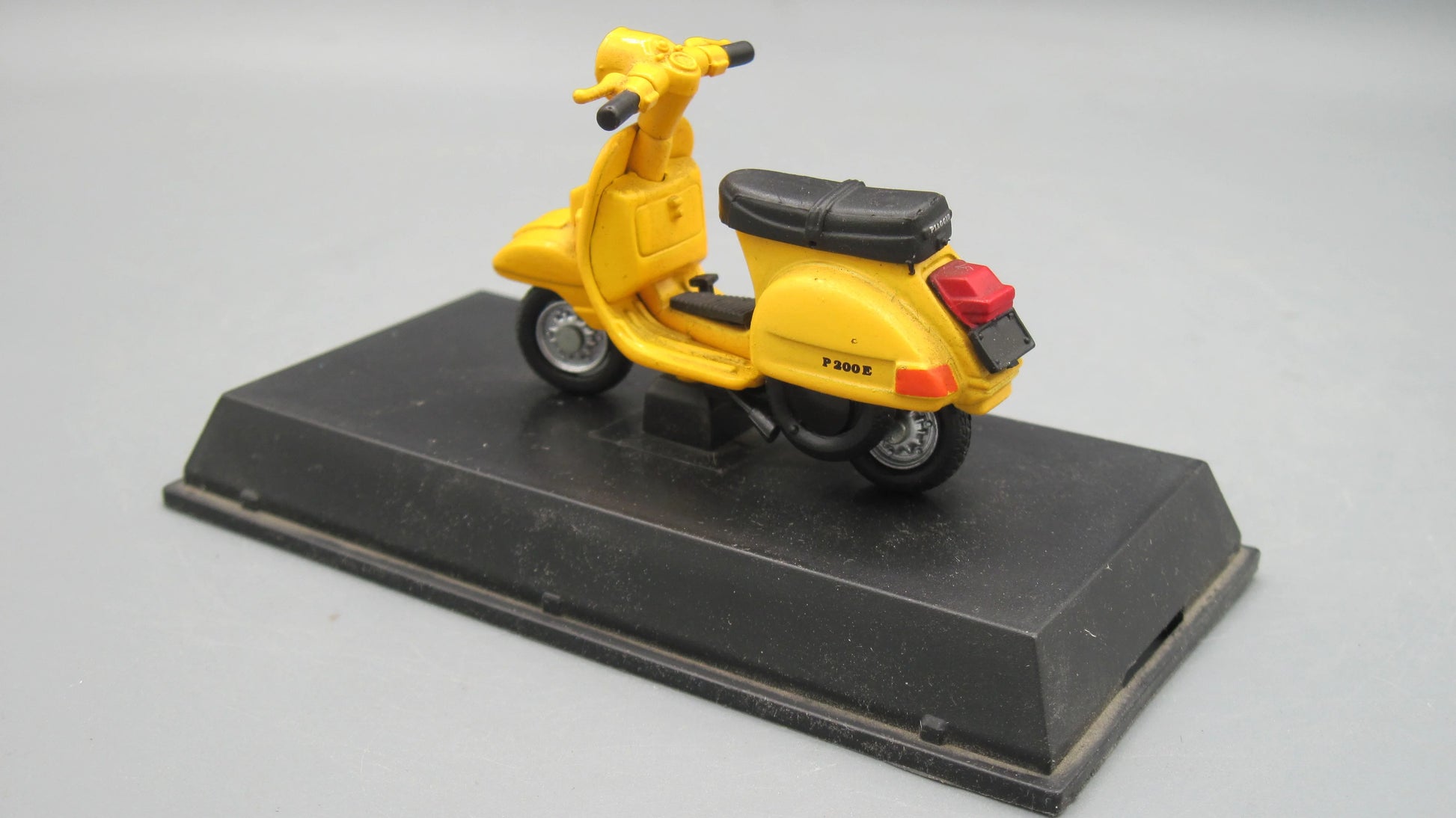 New-Ray   Vespa P200E 1978 Yellow