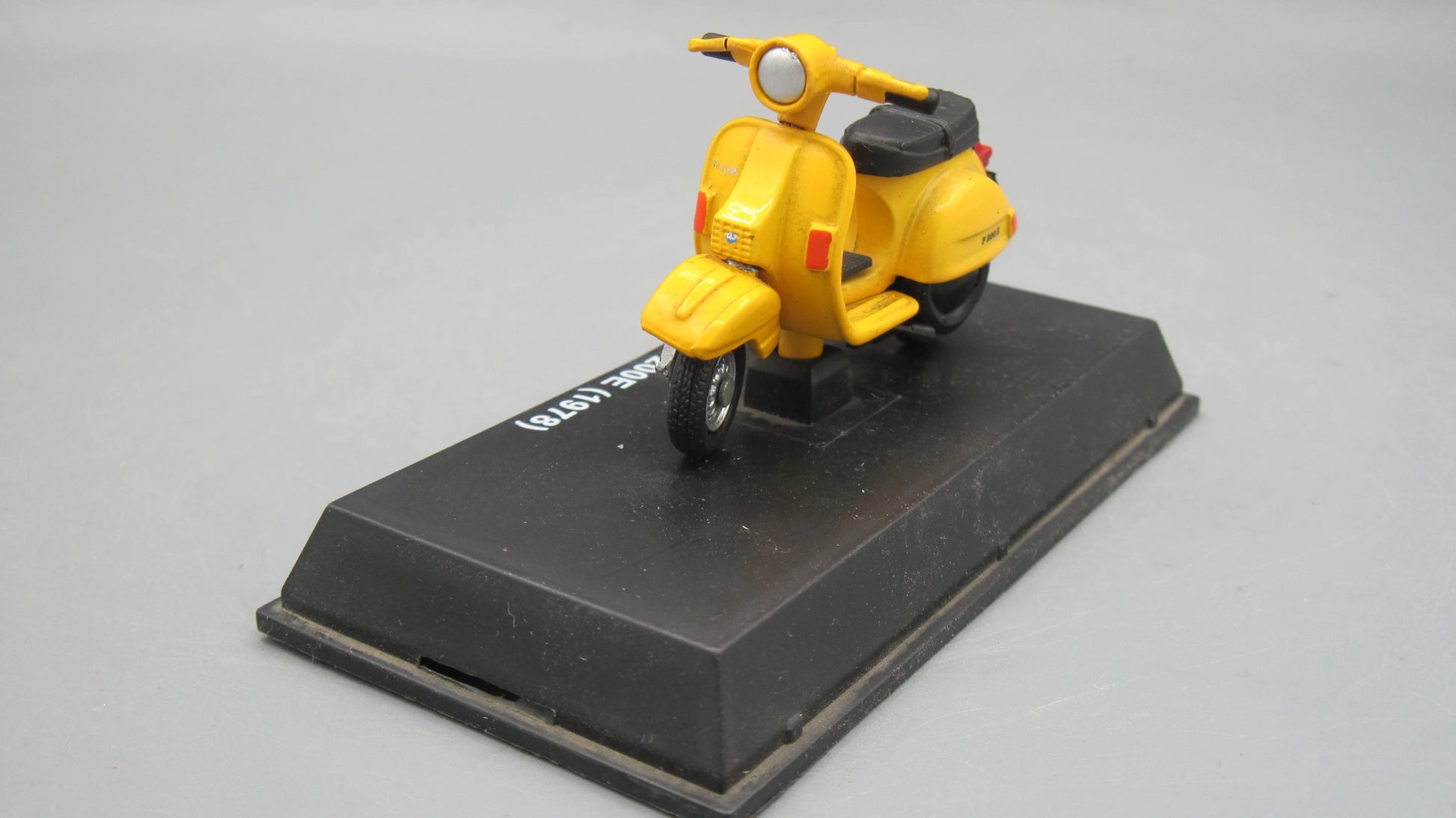 New-Ray   Vespa P200E 1978 Yellow