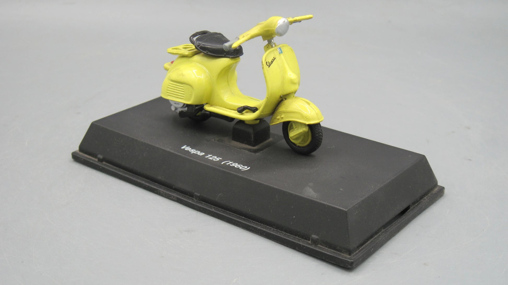 New-Ray   Vespa 125 1960 Yellow