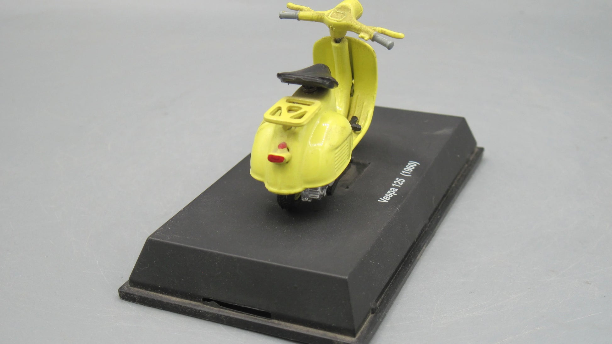 New-Ray   Vespa 125 1960 Yellow