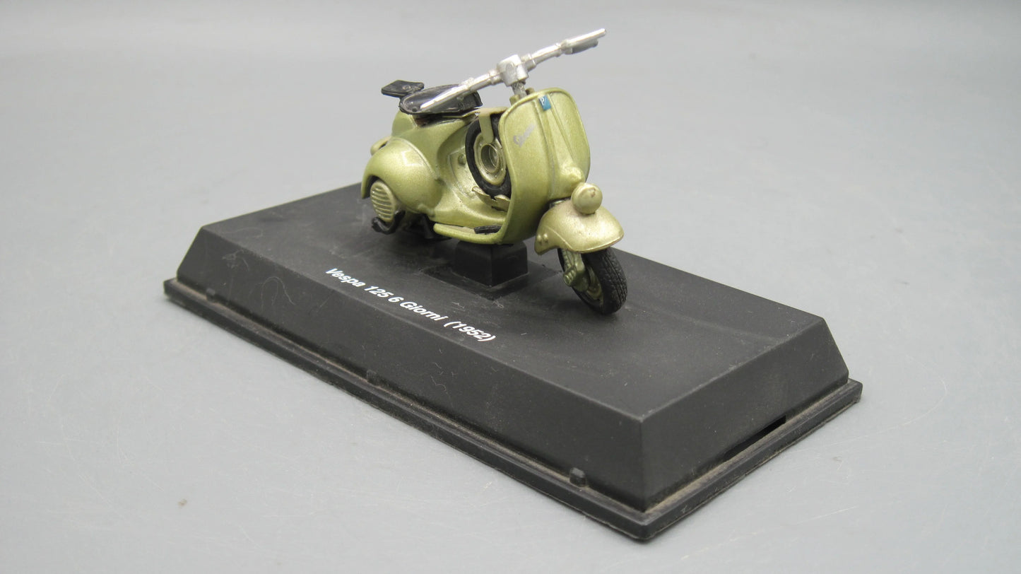 New-Ray   Vespa 125 6 Giorni 1952 Golden