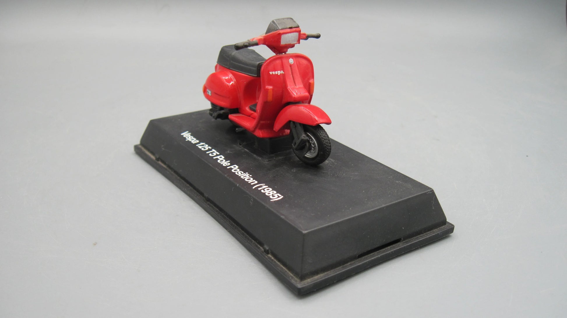 New-Ray   Vespa 125 T5 Pole Position 1985 Red