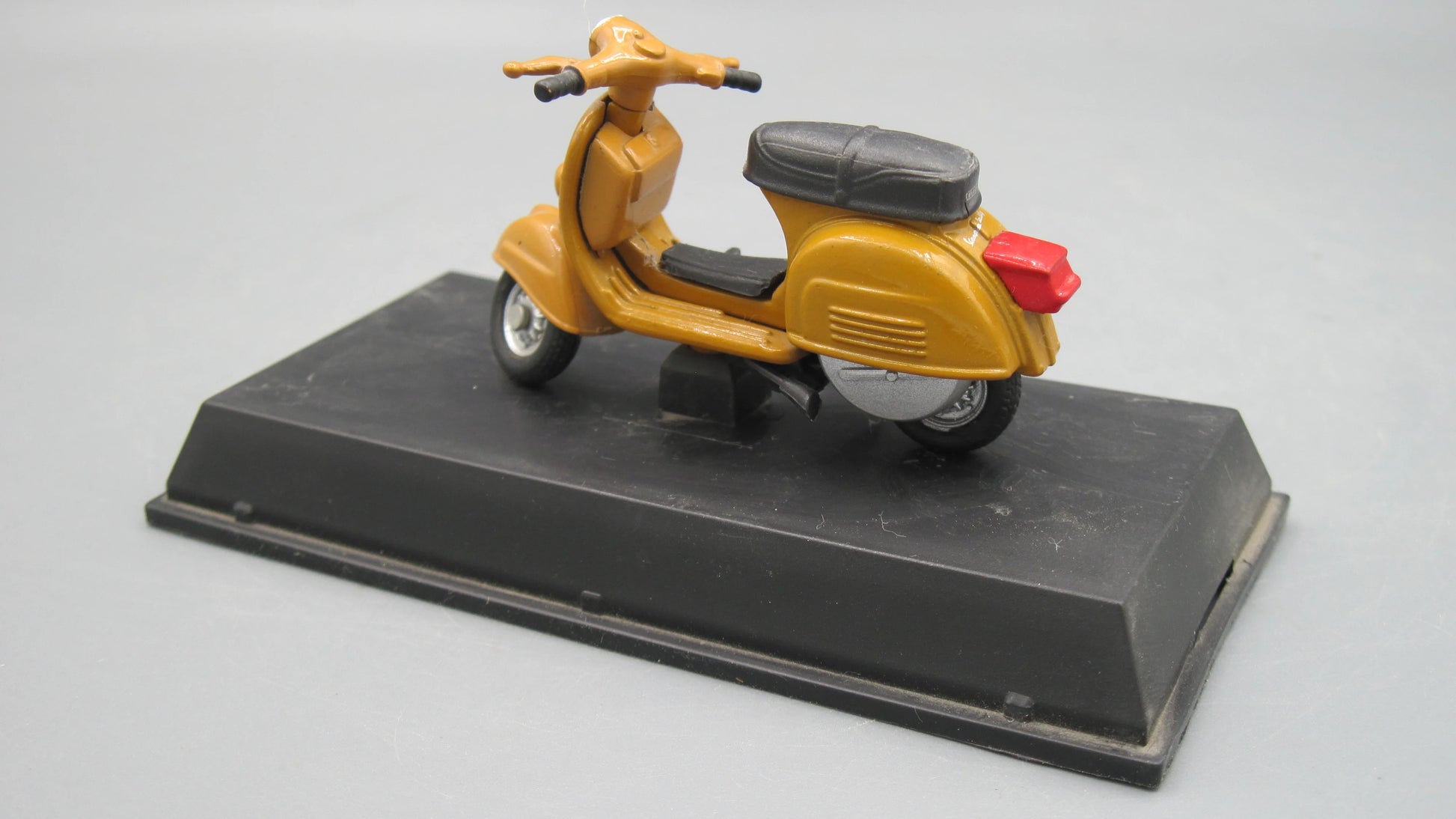 New-Ray   Vespa Rally 180 1968 Mustard
