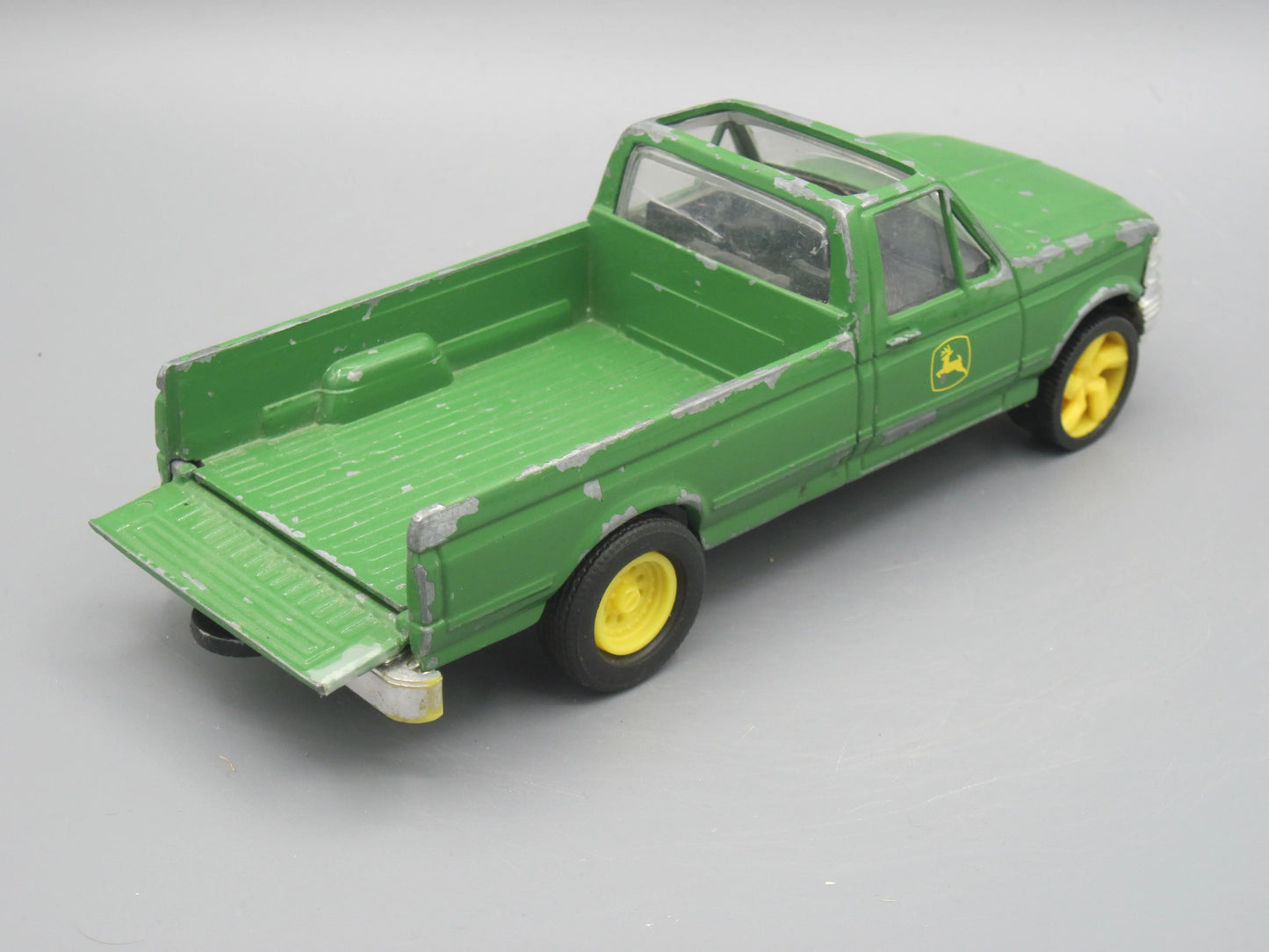 ERTL   John Deere Pick up truck  Green
