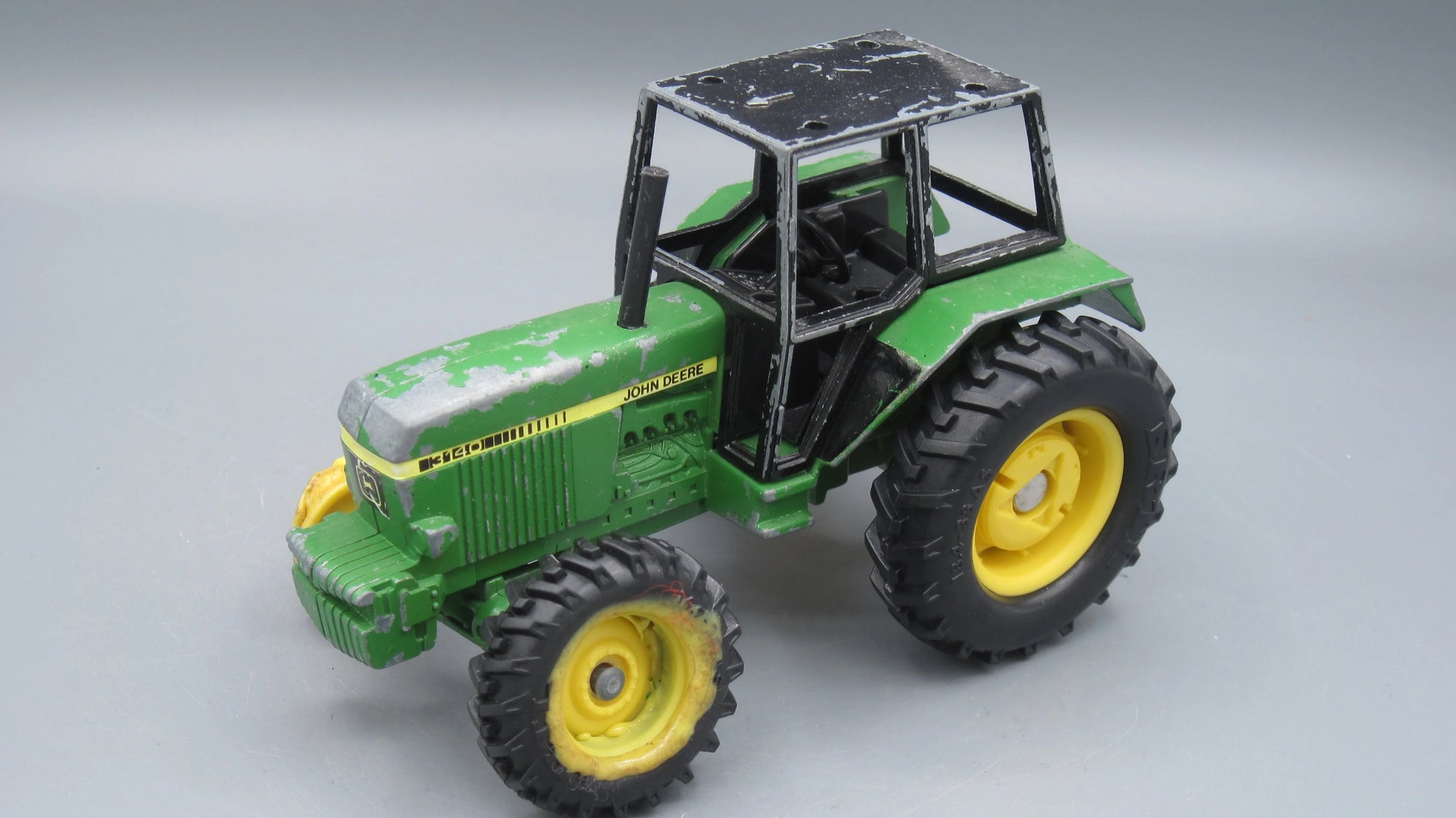 ERTL   John Deere 3140 Tractor  Green