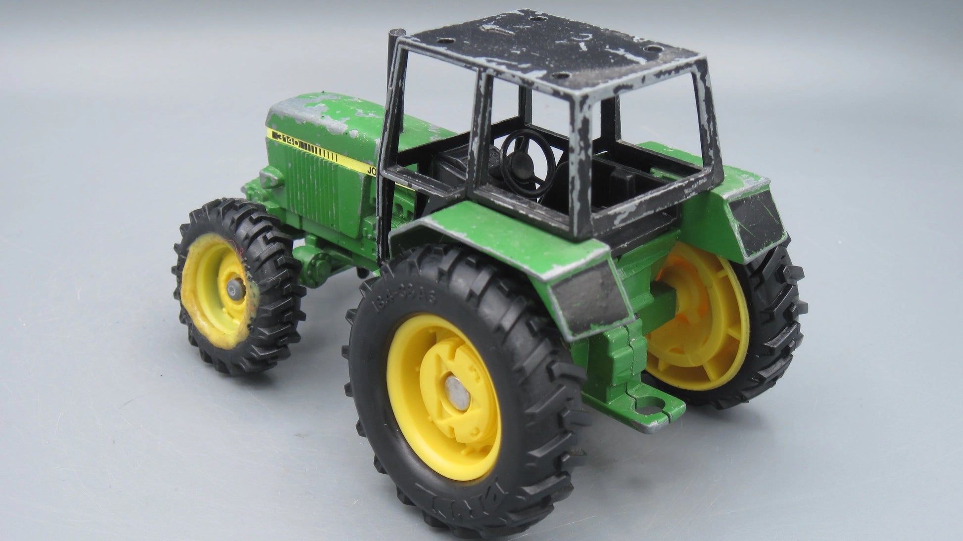 ERTL   John Deere 3140 Tractor  Green