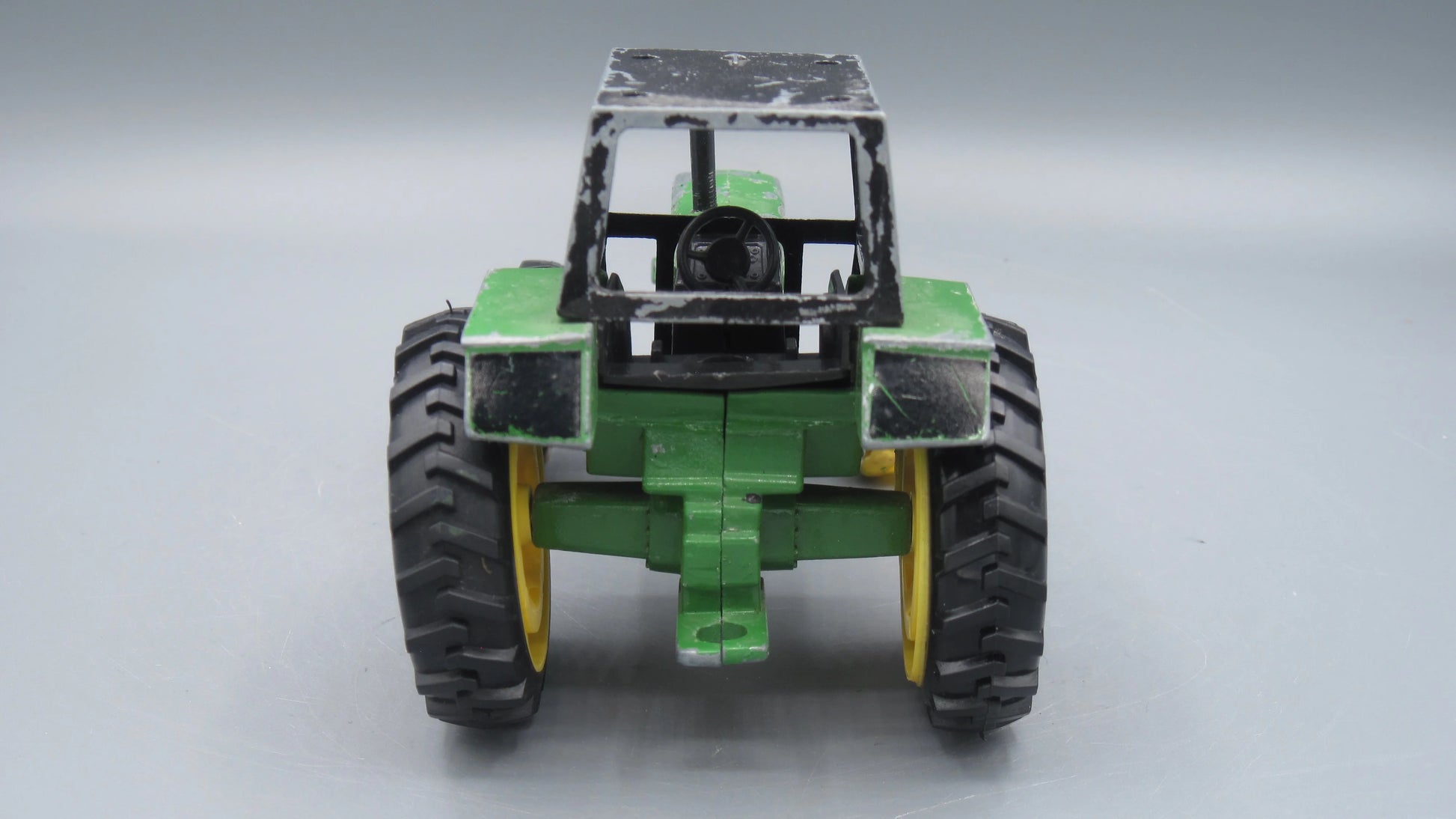 ERTL   John Deere 3140 Tractor  Green