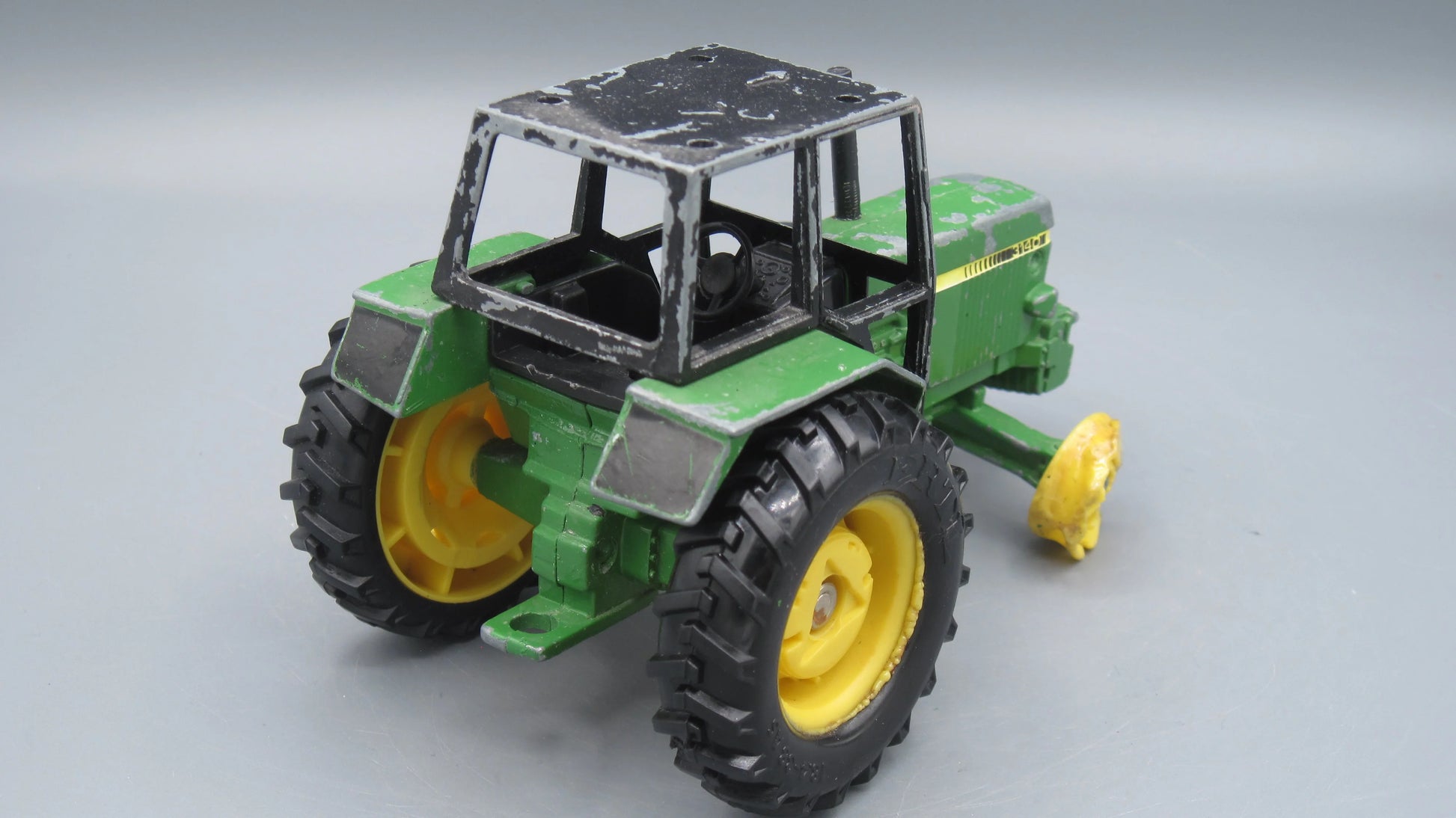 ERTL   John Deere 3140 Tractor  Green
