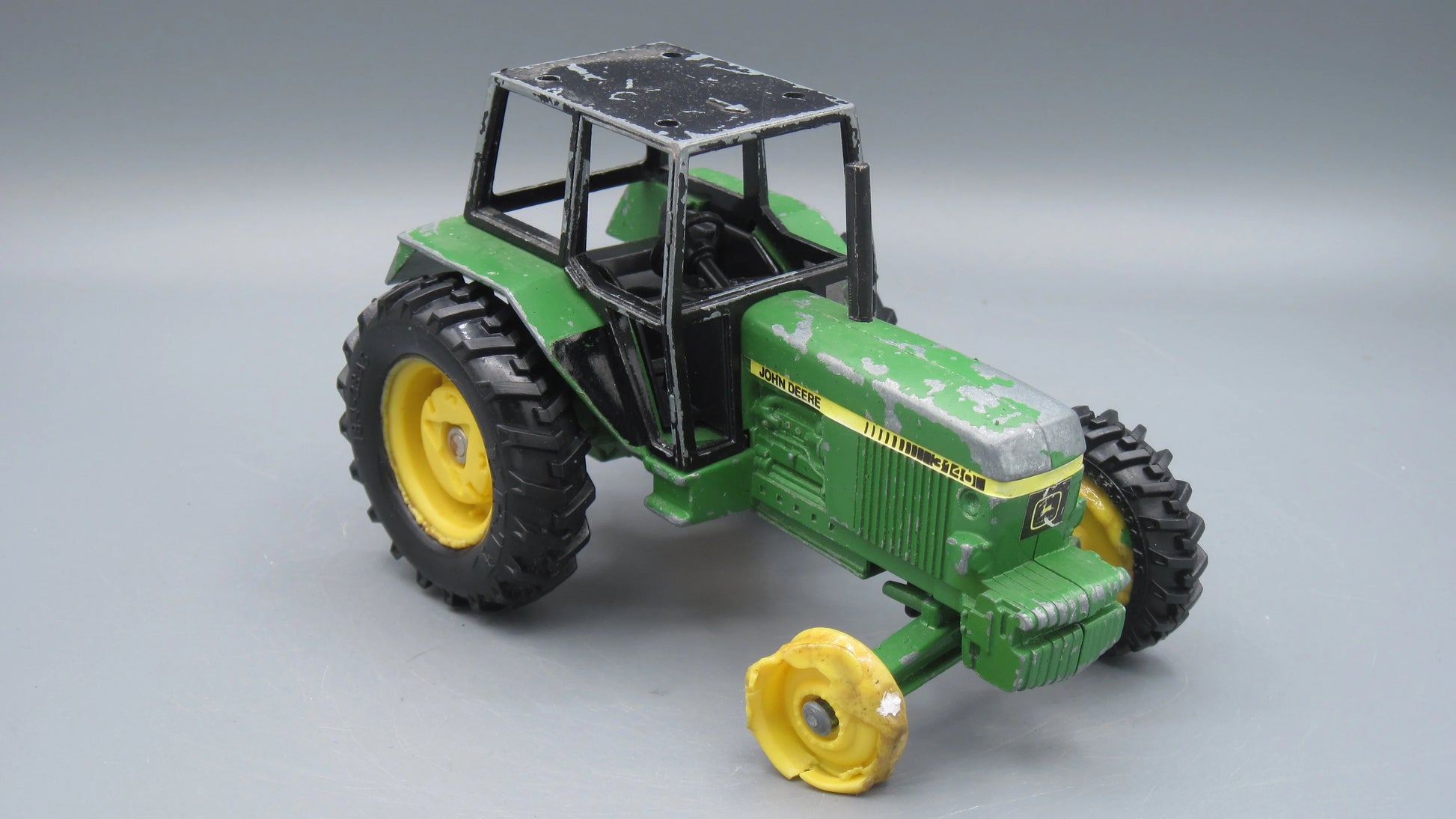 ERTL   John Deere 3140 Tractor  Green