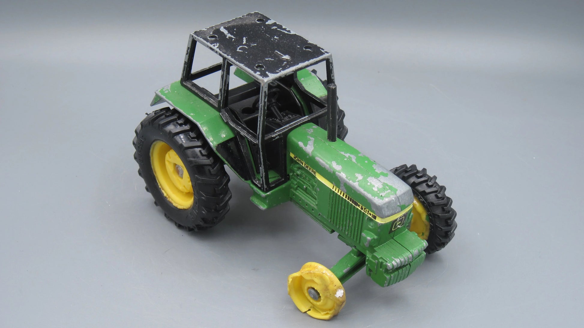 ERTL   John Deere 3140 Tractor  Green