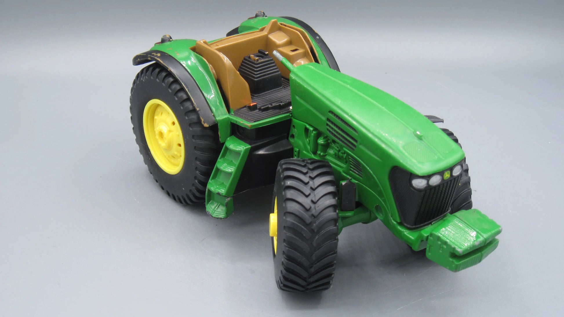 ERTL   John Deere 7920 Tractor  Green