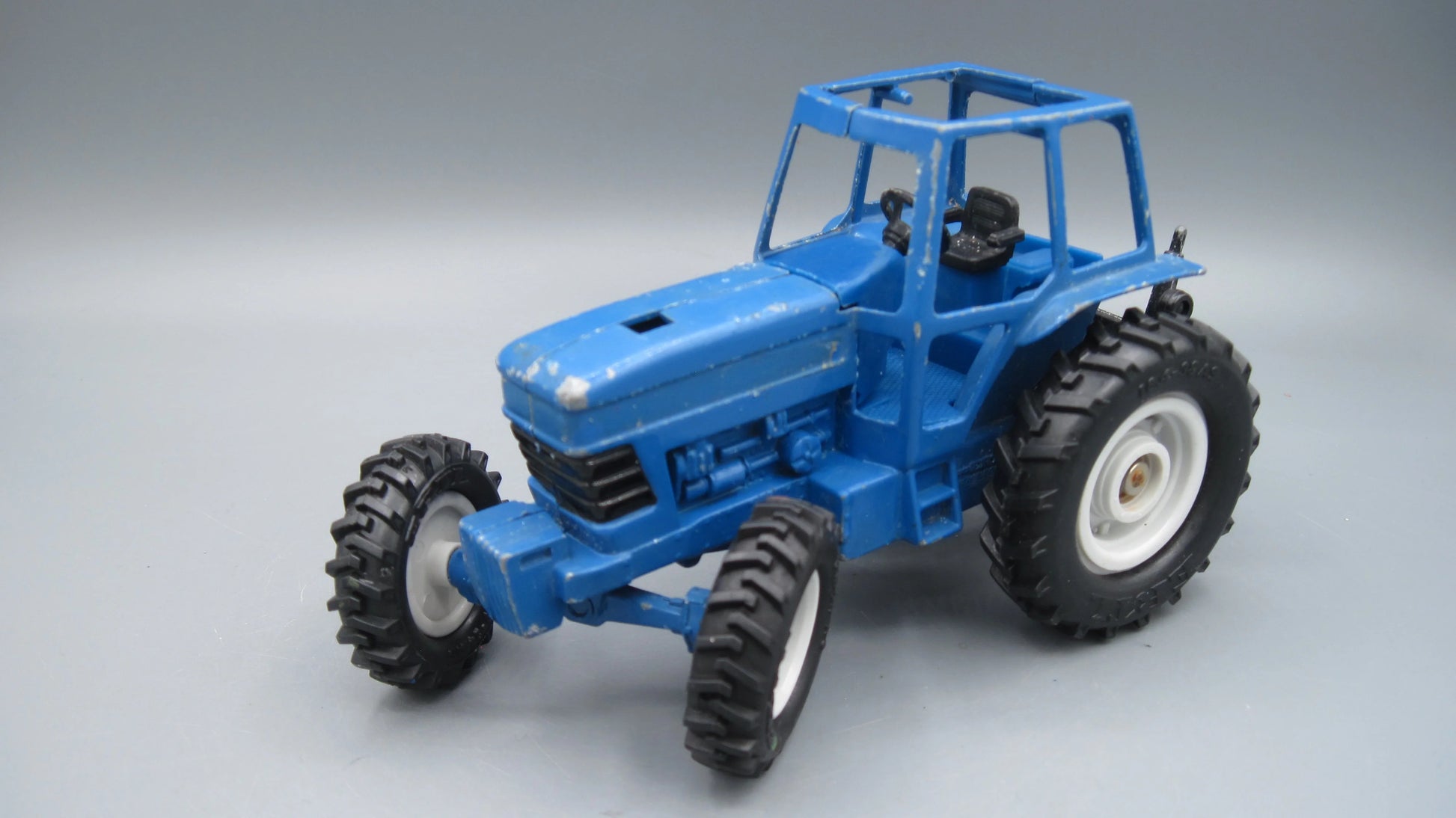 ERTL   Ford Farm Tractor  Blue