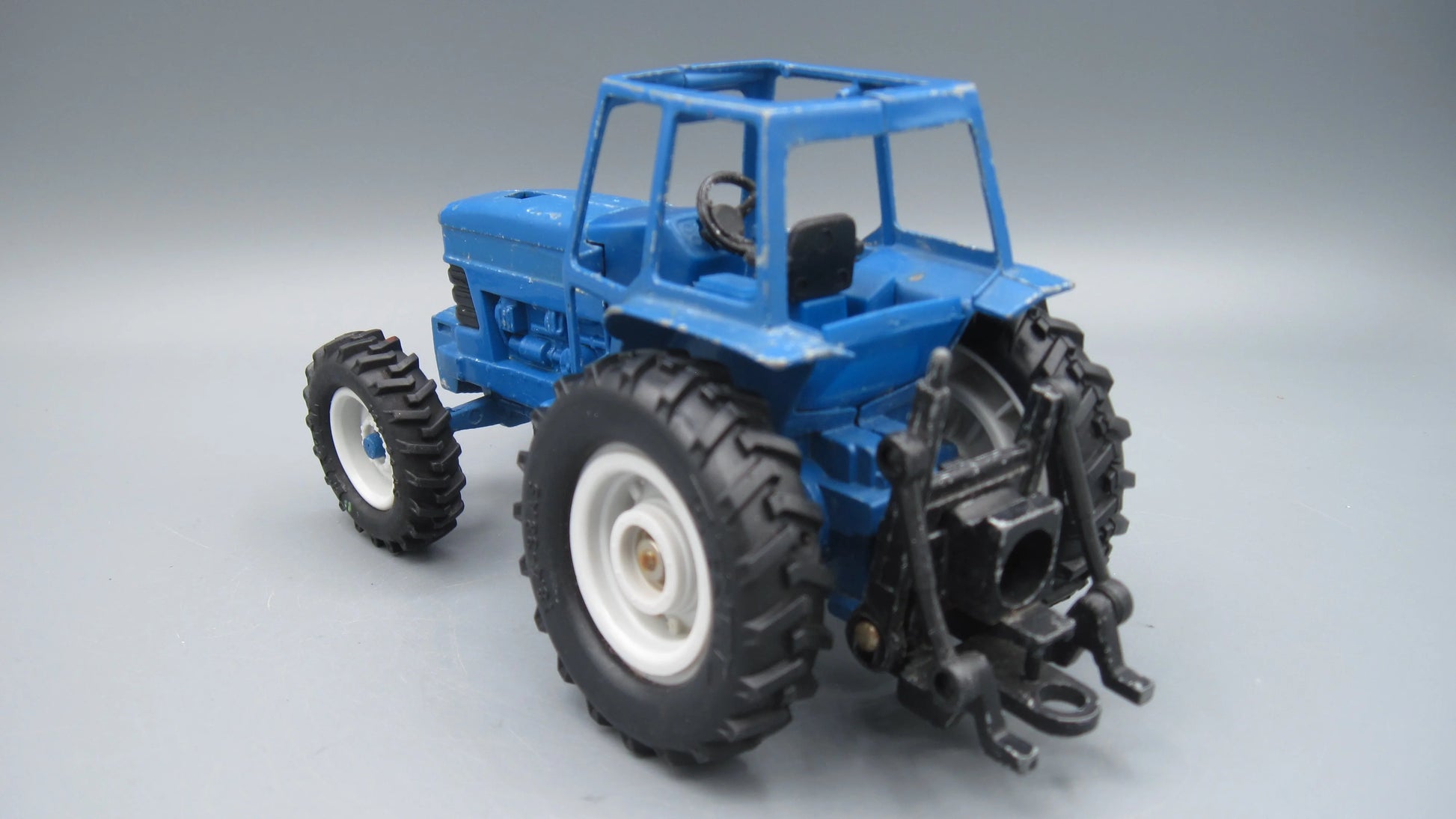 ERTL   Ford Farm Tractor  Blue