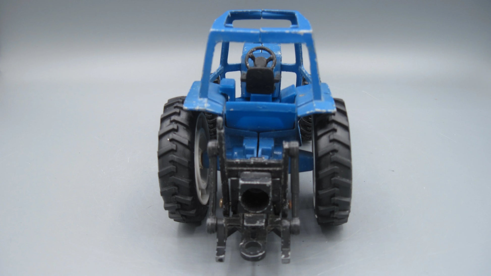 ERTL   Ford Farm Tractor  Blue