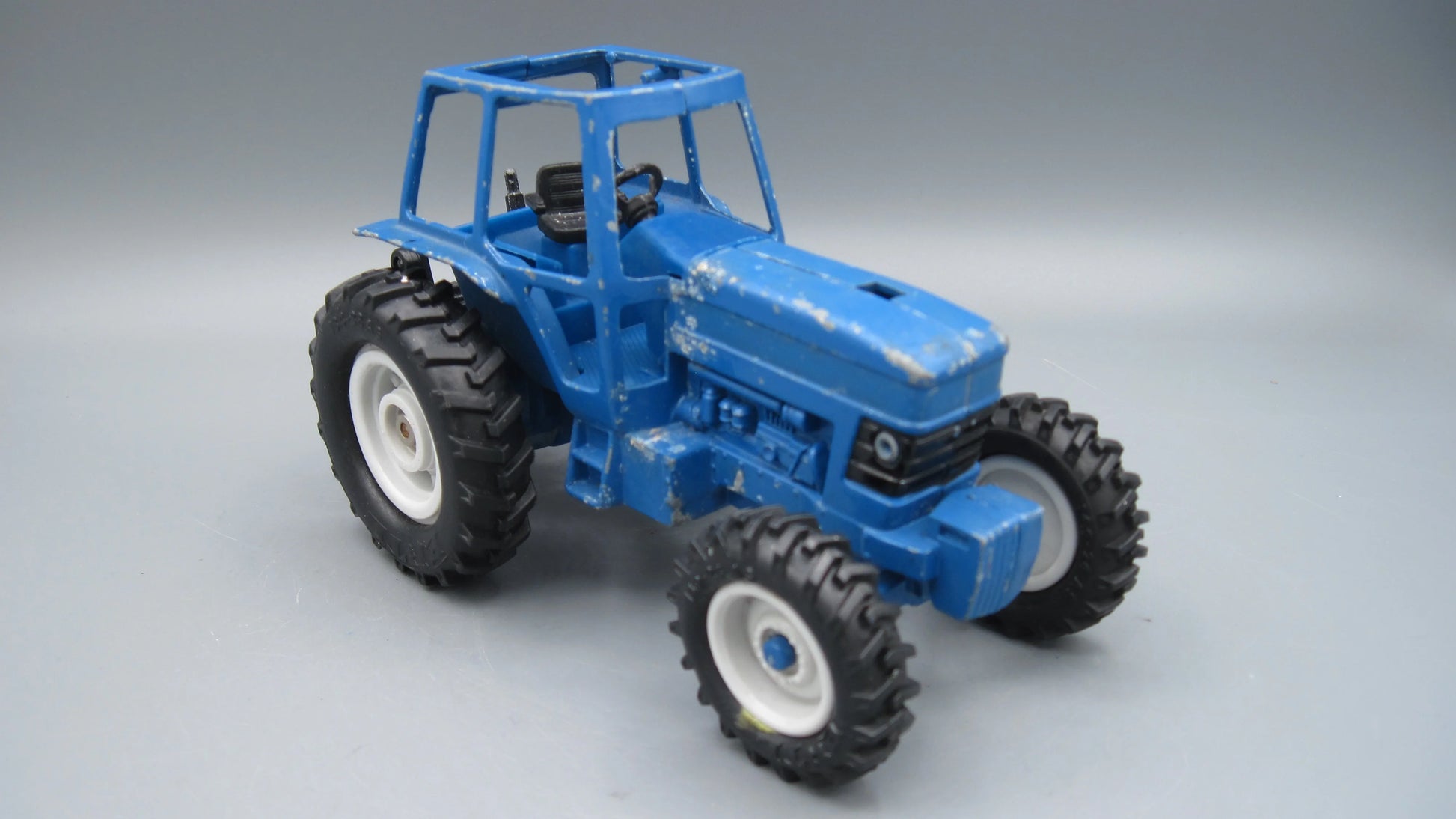 ERTL   Ford Farm Tractor  Blue
