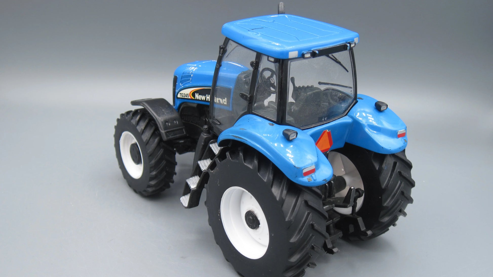 ERTL   New Holland TG 245 Tractor  Blue