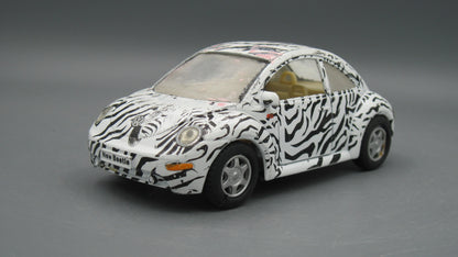 Kinsmart   VolksWagen New Beetle  White&Black Jungle Theme
