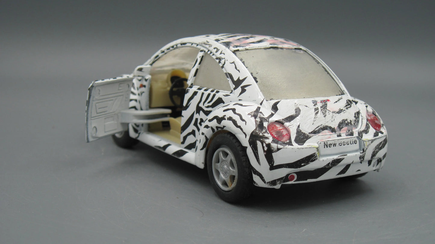 Kinsmart   VolksWagen New Beetle  White&Black Jungle Theme