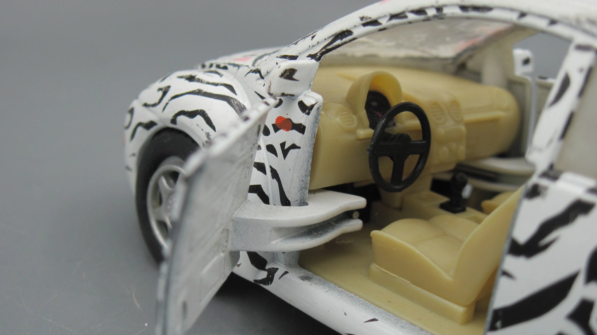 Kinsmart   VolksWagen New Beetle  White&Black Jungle Theme