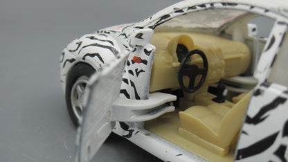 Kinsmart   VolksWagen New Beetle  White&Black Jungle Theme