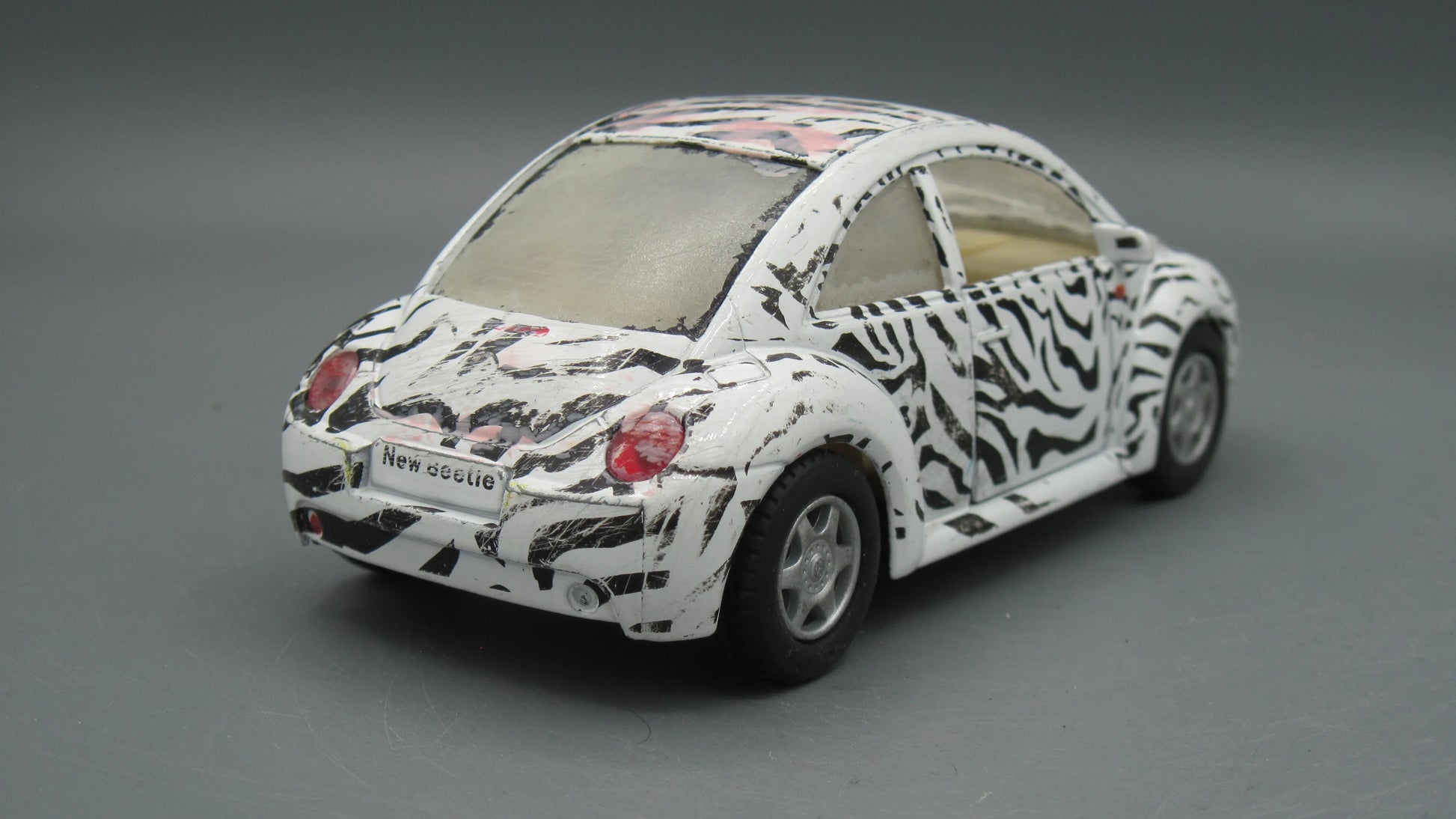 Kinsmart   VolksWagen New Beetle  White&Black Jungle Theme