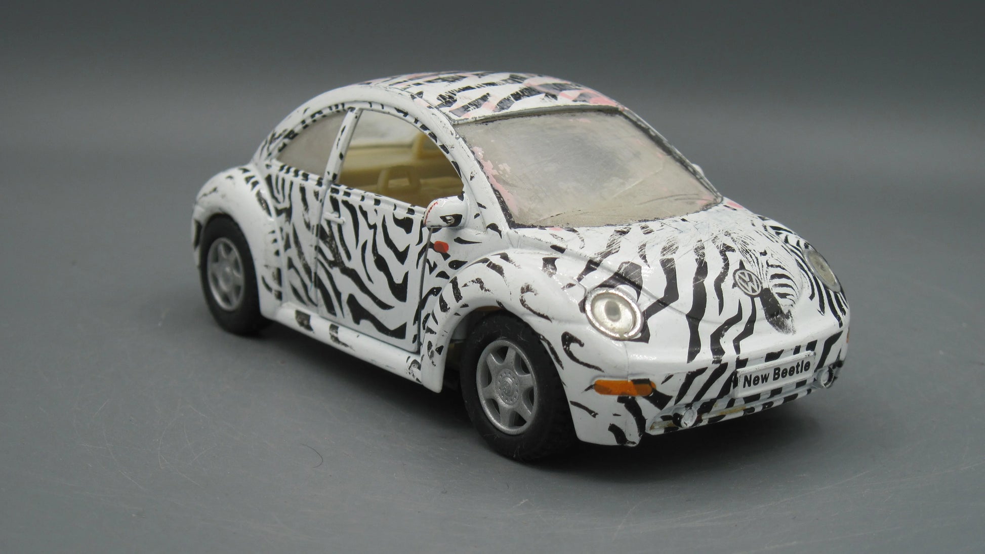 Kinsmart   VolksWagen New Beetle  White&Black Jungle Theme