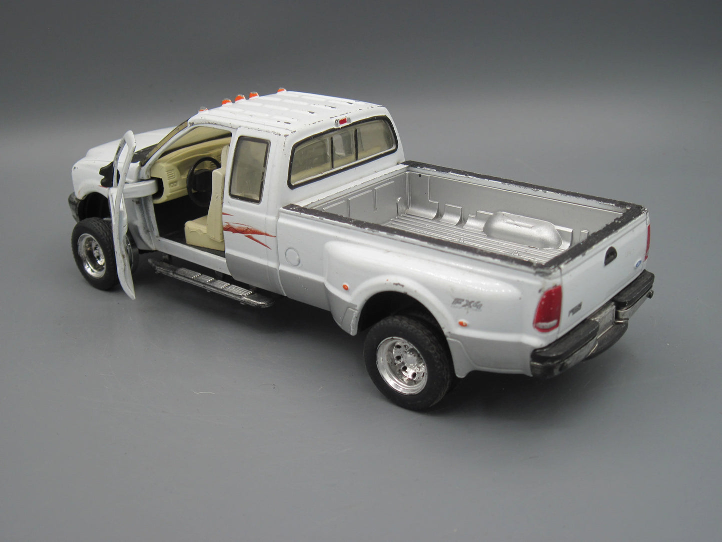 New Ray   Ford F-350 Super Duty  White