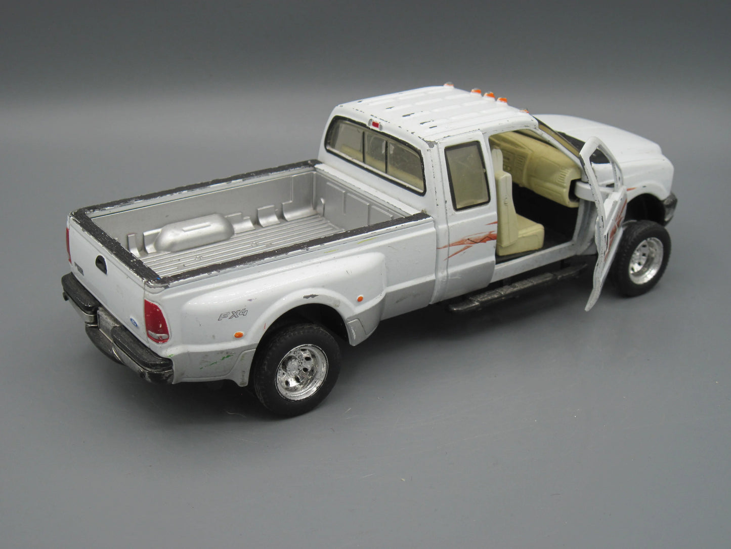 New Ray   Ford F-350 Super Duty  White