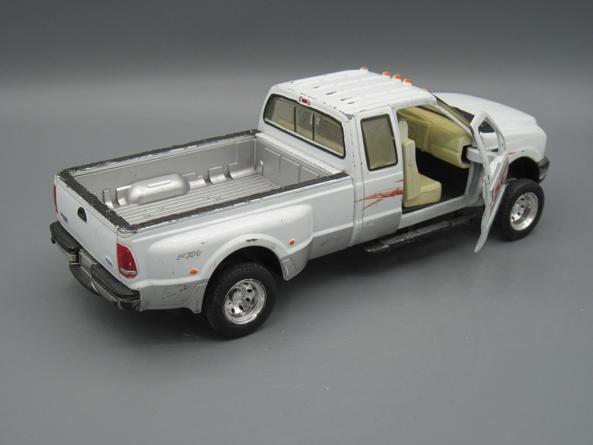 New Ray   Ford F-350 Super Duty  White