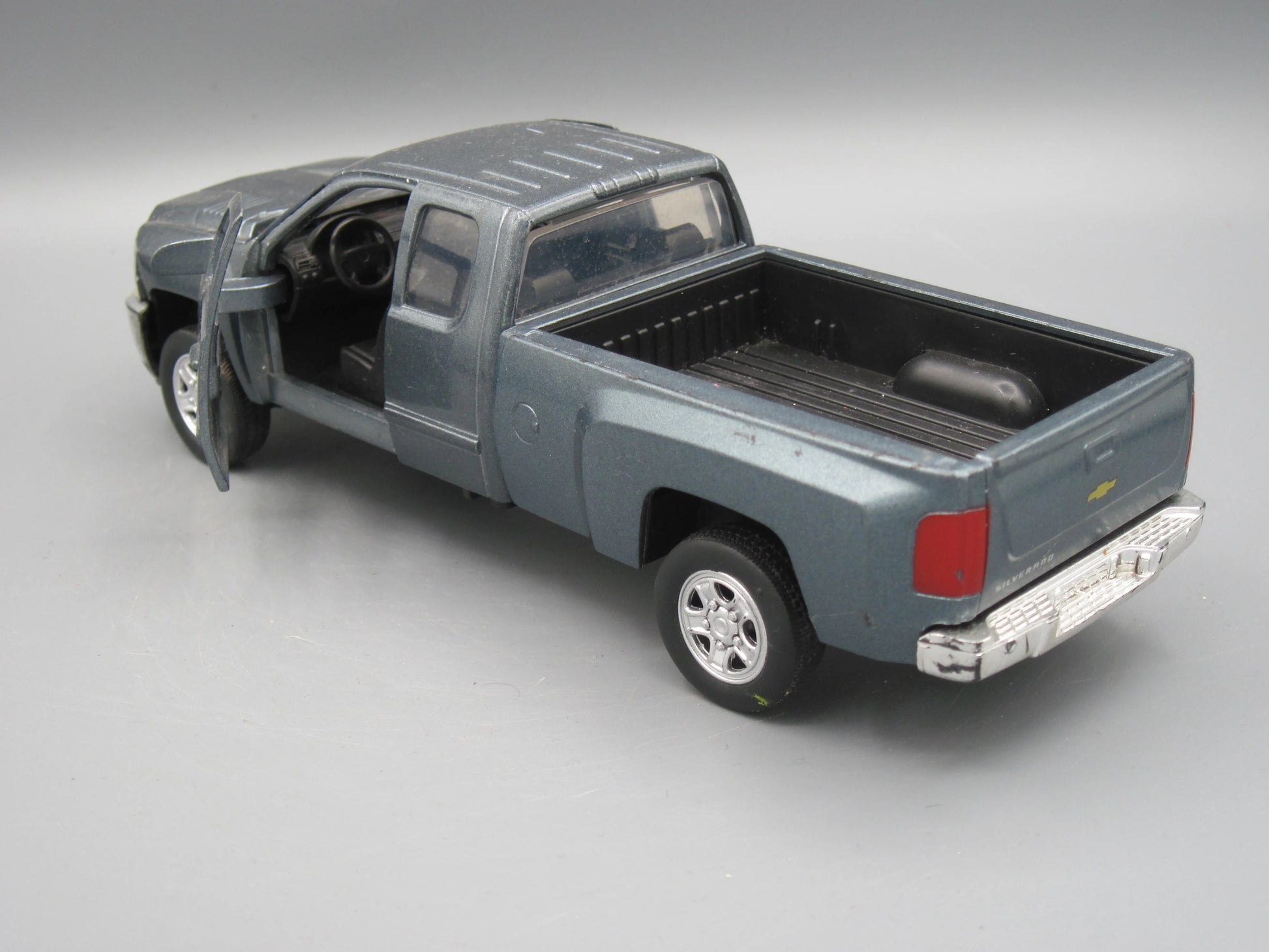 New Ray   Chevrolet Silverado 2500 HD 2011 Grey
