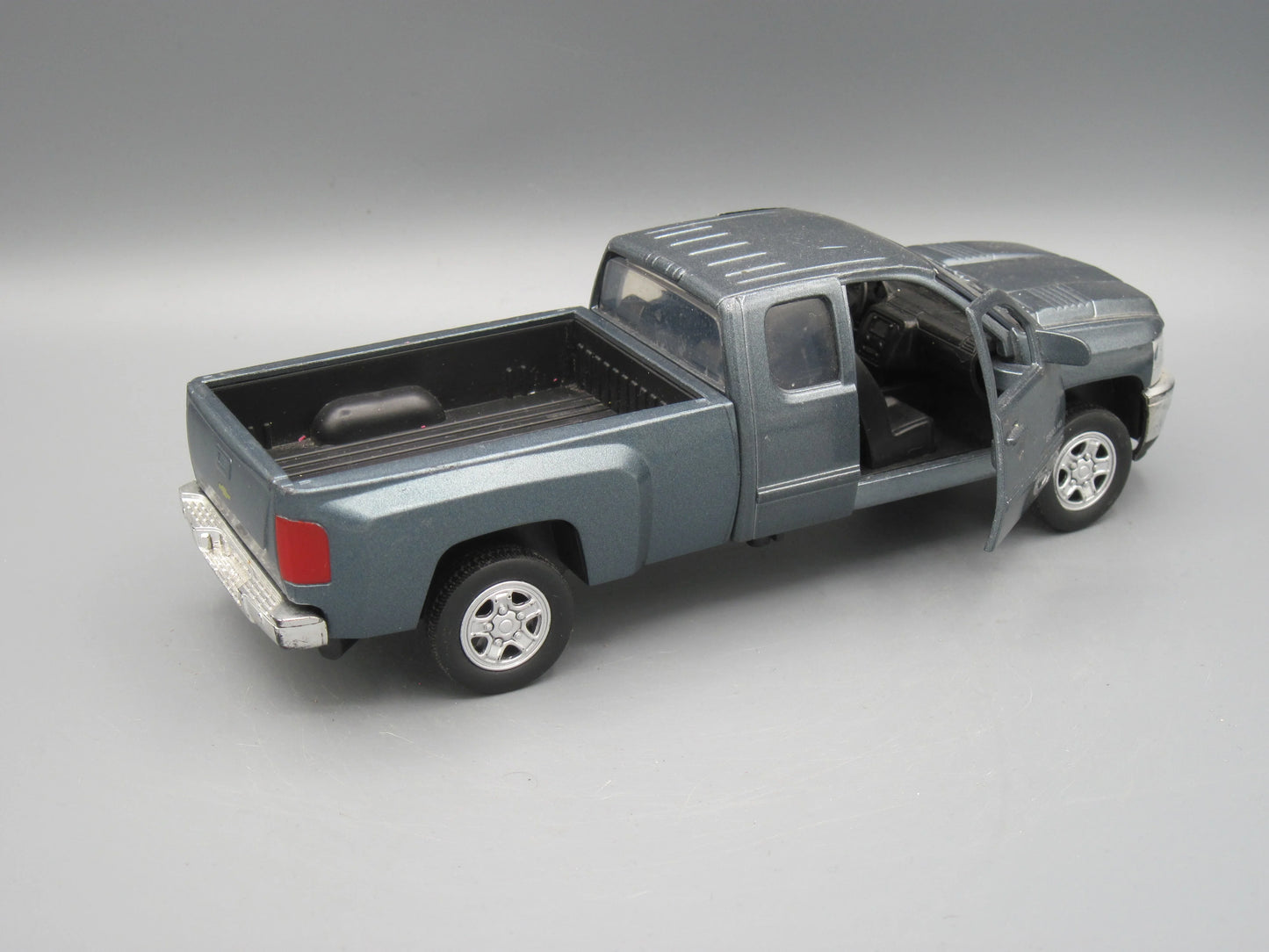 New Ray   Chevrolet Silverado 2500 HD 2011 Grey